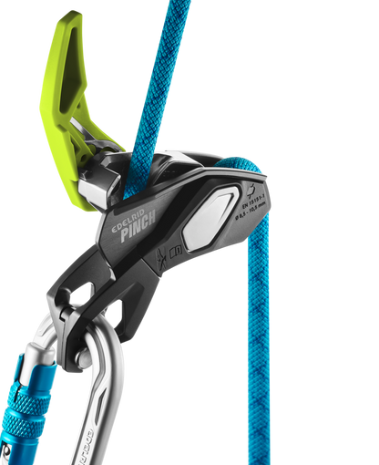 Edelrid Pinch – assicurazione con frenata assistita e attacco diretto all'imbracatura