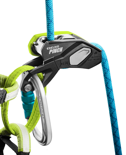 Edelrid Pinch – assicurazione con frenata assistita e attacco diretto all'imbracatura