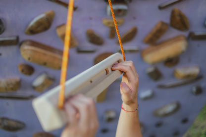 WHISE Trave-ler – portable warm-up hangboard